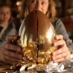 Come aprire un uovo di Pasqua: cosa dice il galateo e gli errori da evitare davvero